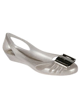 Load image into Gallery viewer, NEW SALVATORE FERRAGAMO Bermuda Women&#39;s 621406 Silver PVC Flats Size 6 $350
