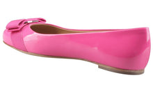 Load image into Gallery viewer, NEW SALVATORE FERRAGAMO Varina Women&#39;s 627560 Pink Flats Size 6 C MSRP $695
